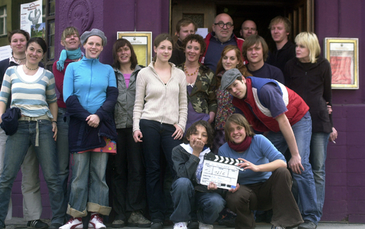 Die Filmcrew der "Besucher" / v.l.n.r.: Anne Schrer, Corinna Dobrott, Ulrike Molsen, Melanie Raab, Xenia Thiem, Daniel Mller, Myriam Schrder, Max Schneider, Heinz Schneider, Johanna Geiler, Raphael Bruggey, Zoe Schmederer, Jens Meyer, Pablo Ruiz, Christoph Clemens, Viola Heydenreich